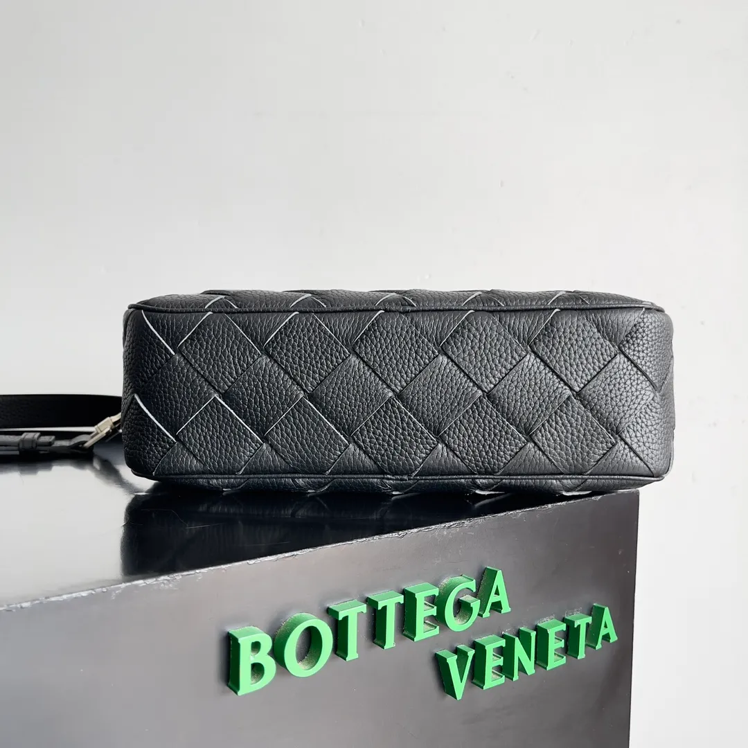 Those who have touched Batch 1820 cowhide with lychee pattern must understand that it is soft and high-grade. BOTTEGA VENETA's 2024 new men's INTRECCIATO woven camera bag uses lychee pattern and classic weaving to enhance the texture of the entire bag. It is durable and the matte material is very suitable for autumn and winter wear. In terms of capacity, this bag is not inferior to other bags. It has compartments inside, making it easy to store important things. Style number: 755925 Size: 29*19.5*7.5cm